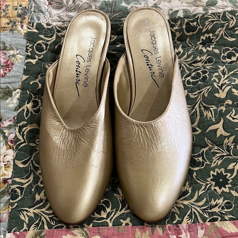 Jacques Levine Couture Vintage Gold Leather Slip-On Wedge Mules Slippers 7.5